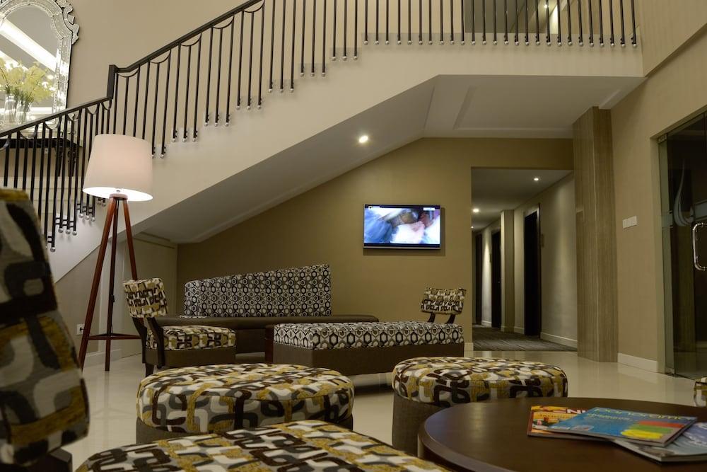 Tasneem Hotel Malioboro Джокьякарта Экстерьер фото
