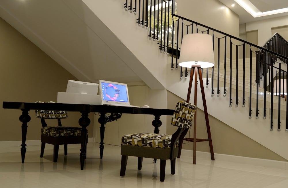 Tasneem Hotel Malioboro Джокьякарта Экстерьер фото