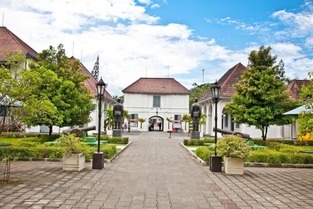 Tasneem Hotel Malioboro Джокьякарта Экстерьер фото