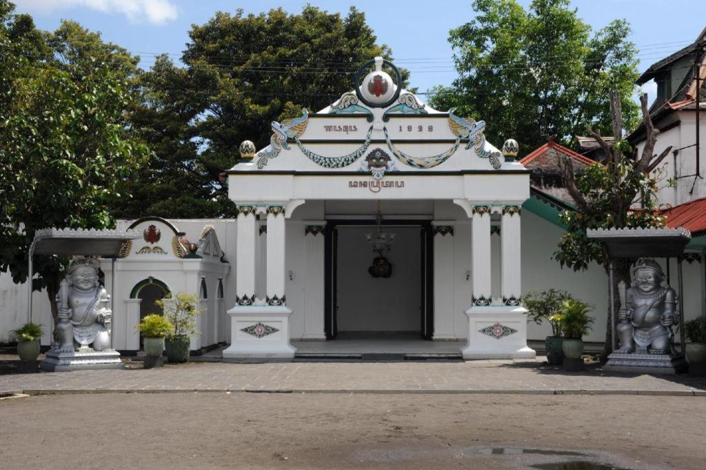 Tasneem Hotel Malioboro Джокьякарта Экстерьер фото