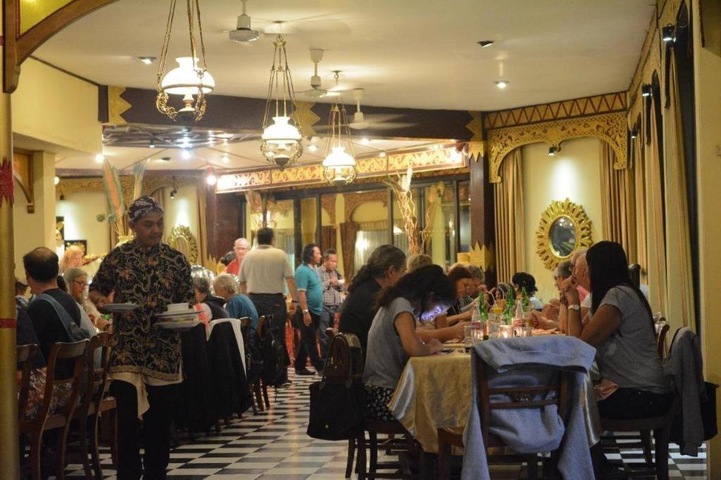 Tasneem Hotel Malioboro Джокьякарта Экстерьер фото