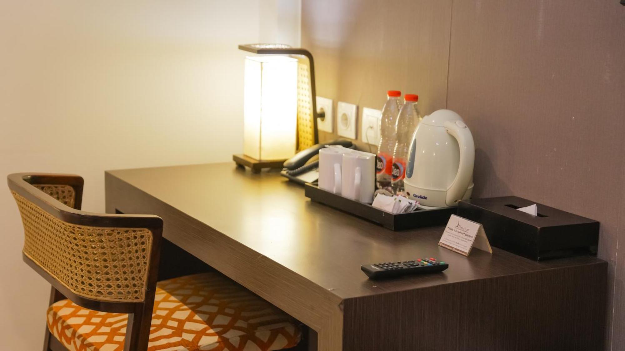 Tasneem Hotel Malioboro Джокьякарта Экстерьер фото