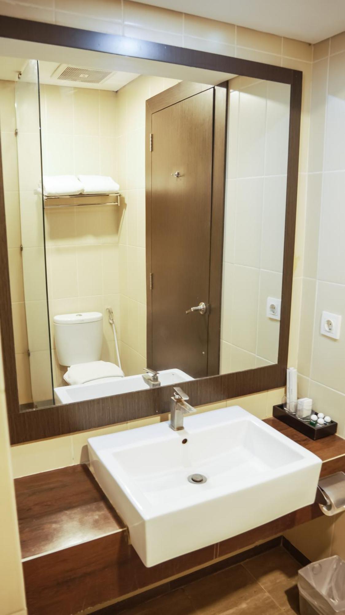 Tasneem Hotel Malioboro Джокьякарта Экстерьер фото