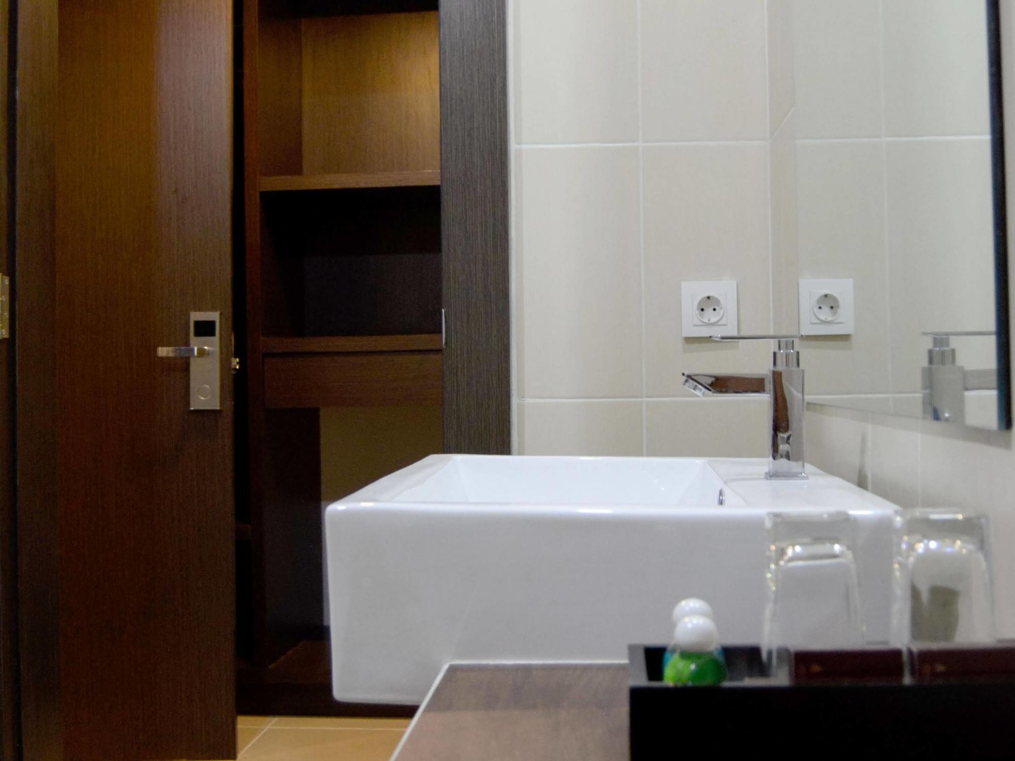 Tasneem Hotel Malioboro Джокьякарта Экстерьер фото